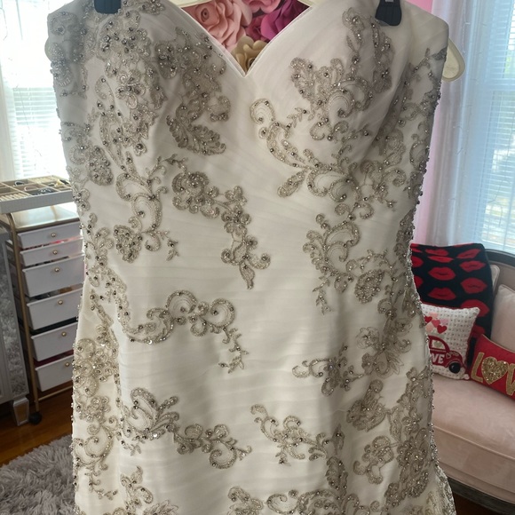 Allure Bridals 9300 wedding dress in ivory/silver - Picture 4 of 16